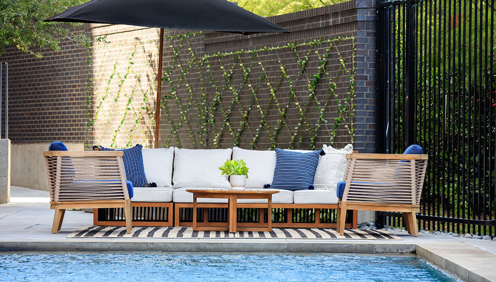 Pittman hotel pool and pool seating